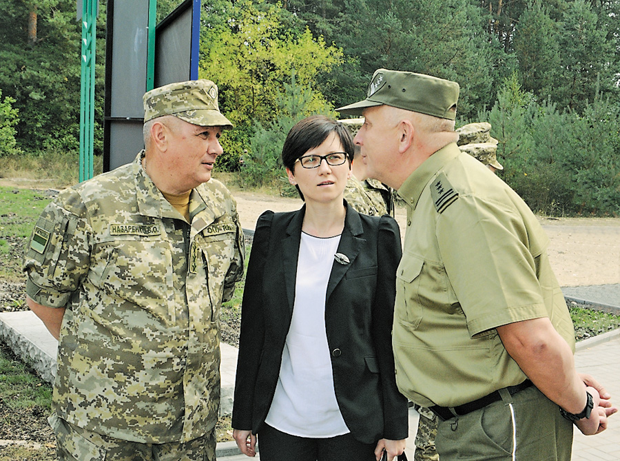 Українські прикордонники мають спільну тему для розмови з польськими гостями. Фото автора